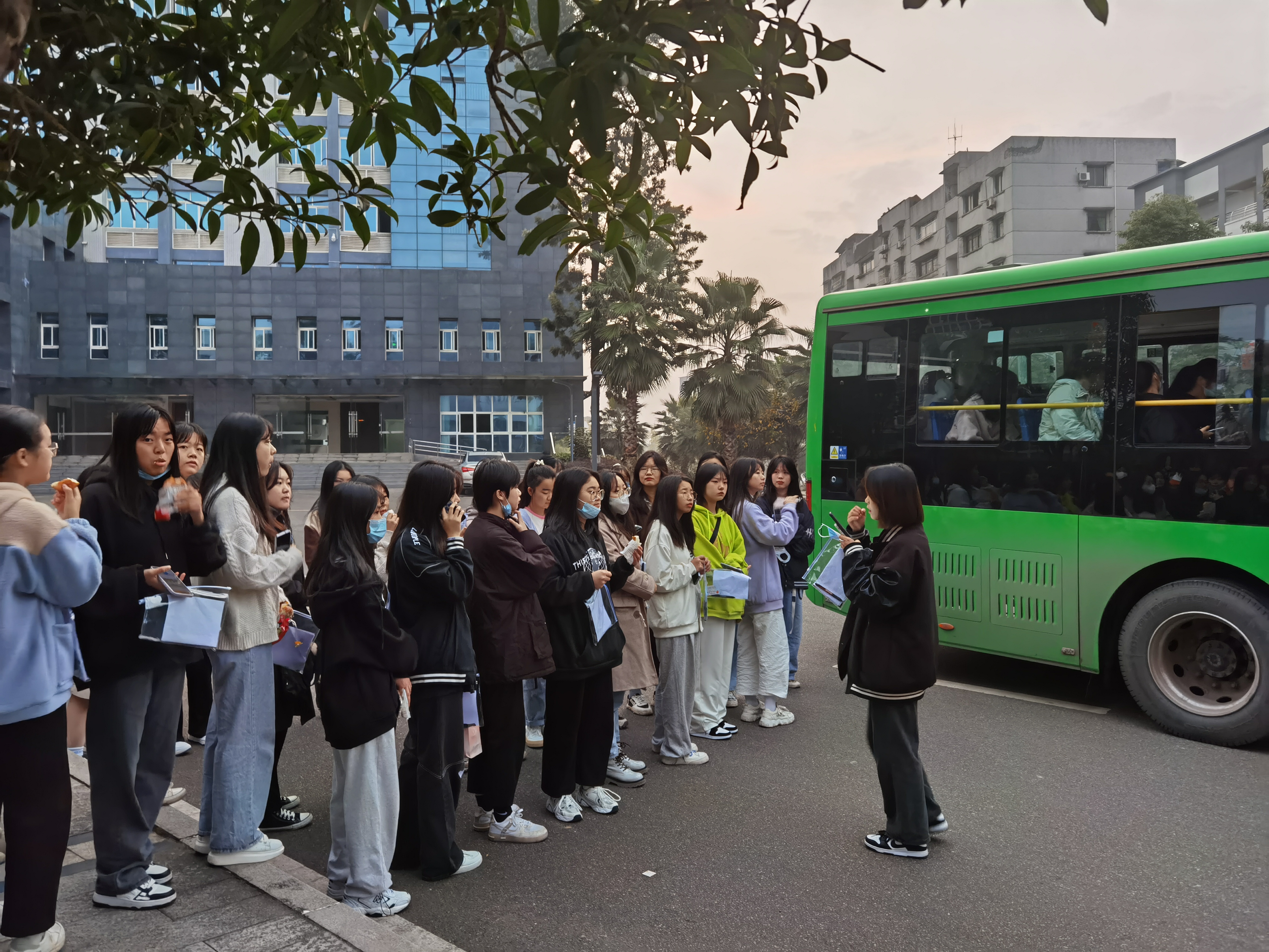 以生為本，暖心送考 ——我校教師資格證送考活動圓滿完成